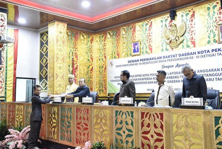 DPRD Rapat Paripurna Laporan Banggar Terkait Pelaksanaan APBD Kota Pekanbaru Tahun Anggaran 2022