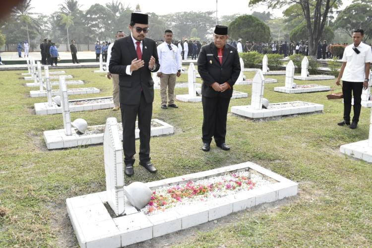 Wakil Ketua DPRD Pekanbaru Ginda Burnama Ikuti Upacara Ziarah di TMP Kusuma Dharm