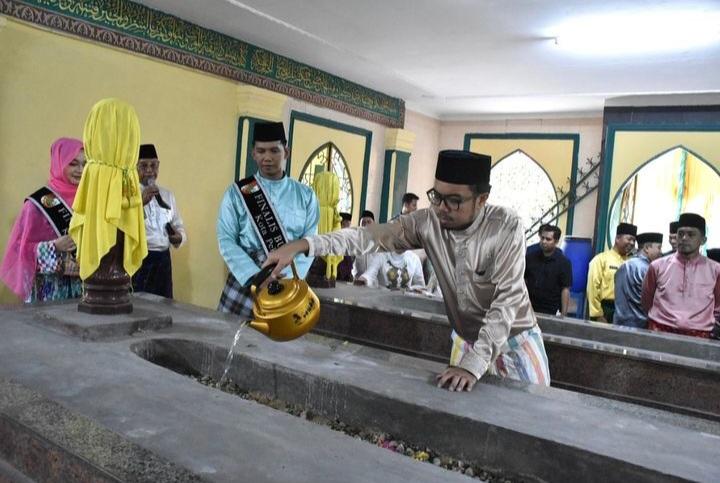 DPRD Kota Pekanbaru Ziarah ke Makam Marhum Pekan