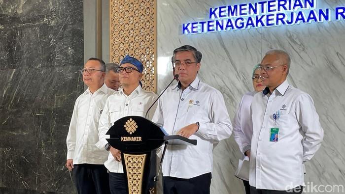 Pemerintah Resmi Larang Perusahaan Tahan Ijazah Pegawai!